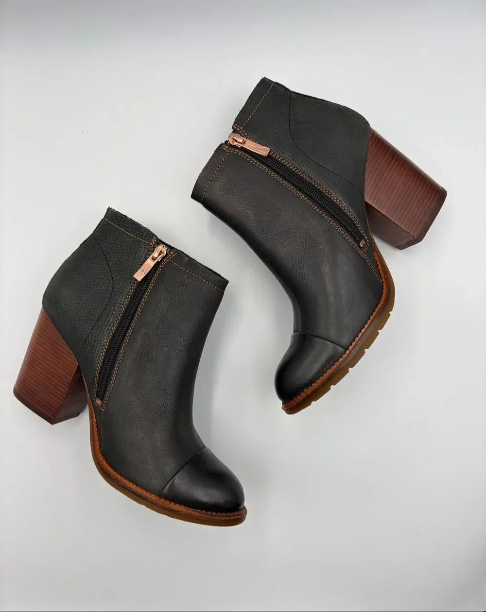 Hush Puppies Axelle Dewey Black Leather Ankle Booties Block Heel NIB Size 8.5
